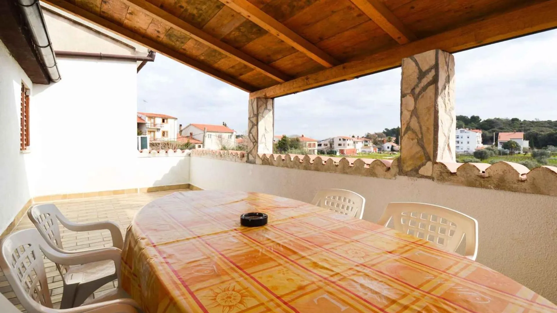 Four-Bedroom Apartment In Stinjan I
